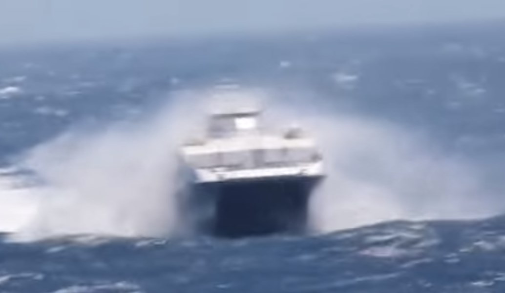 Πλοίο παλεύει με τα κύματα για να “δέσει” στη Φολέγανδρο (vid)