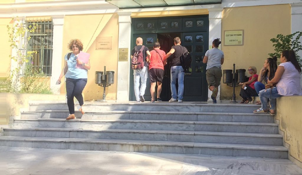 Αμίλητος στον εισαγγελέα ο δολοφόνος του Περιστερίου – Του ασκήθηκε ποινική δίωξη