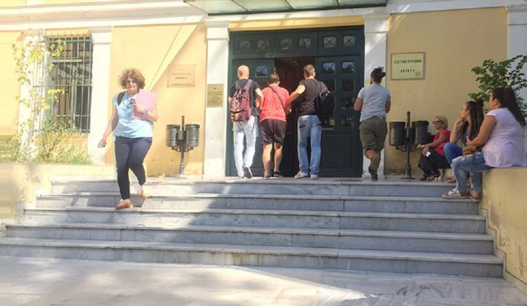 Αμίλητος στον εισαγγελέα ο δολοφόνος του Περιστερίου – Του ασκήθηκε ποινική δίωξη