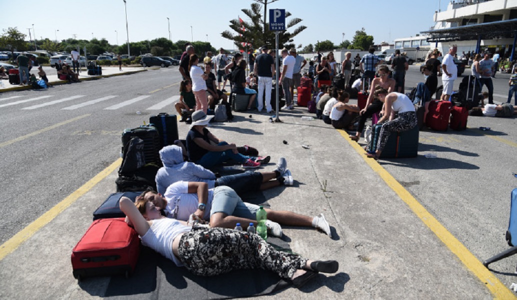 Daily Mail για την Κω: Χιλιάδες Βρετανοί προσπαθούν να επιστρέψουν