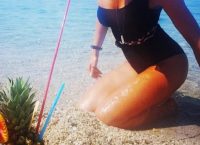 Ελληνίδα παρουσιάστρια δελτίου ειδήσεων ποζάρει με μαγιό στη Χαλκιδική