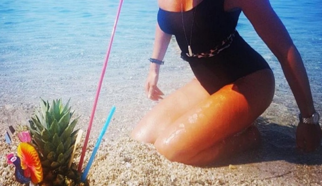 Ελληνίδα παρουσιάστρια δελτίου ειδήσεων ποζάρει με μαγιό στη Χαλκιδική