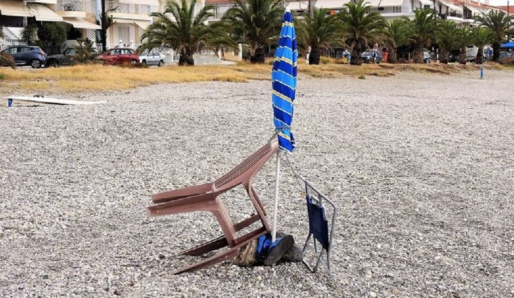 Ξαπλώστρες όπως… μηχανάκια – Τις δένουν με αλυσίδες για να τις έχουν… καβατζωμένες (pics)