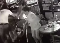 Η στιγμή του σεισμού στην Αλικαρνασσό – Παραλίγο να πατήσουν μωρό (vid)