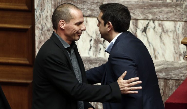 Ο Βαρουφάκης αποκαλύπτει τα SMS που αντάλλαξε με τον Τσίπρα