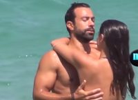 Το αποκαλυπτικό μαγιό της Χριστίνας Μπόμπα και οι αγκαλιές με τον Τανιμανίδη (vid)