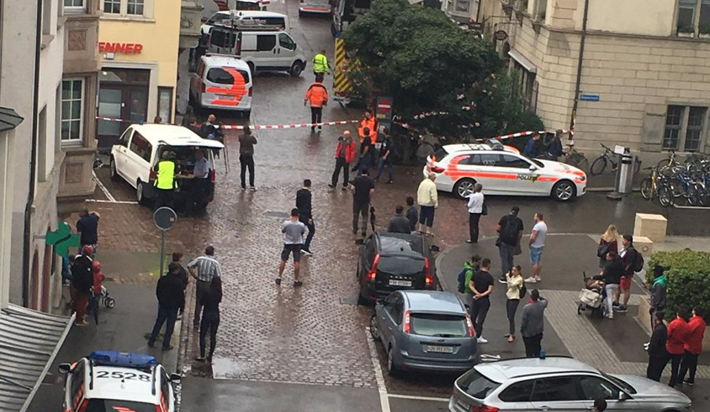 Επίθεση ενόπλου με αλυσοπρίονο στην Ελβετία – Πέντε τραυματίες (pics)