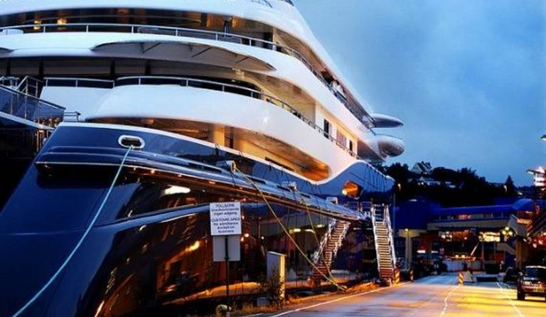 Στη Σκιάθο ο σεΐχης του Κατάρ με την πολυτελή θαλαμηγό του (vid)