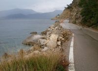 Θετικό το Περιφερειακό Συμβούλιο στην άμεση αποκατάσταση του παραλιακού δρόμου Σχίνος – Αλεποχώρι