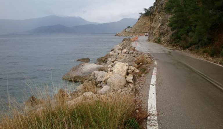 Θετικό το Περιφερειακό Συμβούλιο στην άμεση αποκατάσταση του παραλιακού δρόμου Σχίνος – Αλεποχώρι