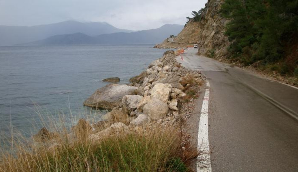 Θετικό το Περιφερειακό Συμβούλιο στην άμεση αποκατάσταση του παραλιακού δρόμου Σχίνος – Αλεποχώρι