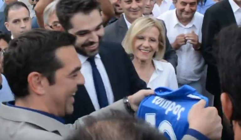 Δώρισαν στον Τσίπρα φανέλα του ΠΑΣ Λαμίας (pics & vid)