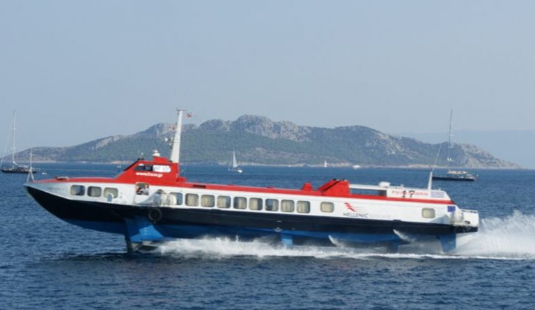 Πρόβλημα με “δελφίνι” στον Σαρωνικό – Επέστρεψε στο λιμάνι του Πειραιά