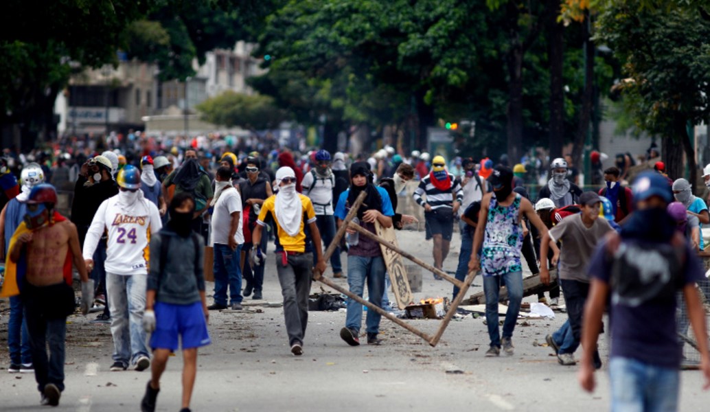 Με εκρήξεις και διαδηλώσεις οι εκλογές στη Βενεζουέλα  – Τρεις νεκροί (pics & vid)