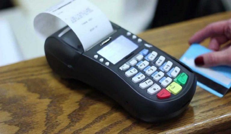 “Σκόντο” για να γλιτώσουν τα POS από τους καταστηματάρχες