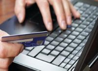 Έκλεψαν τις πιστωτικές κάρτες από αυτοκίνητο και άρχισαν τα ψώνια