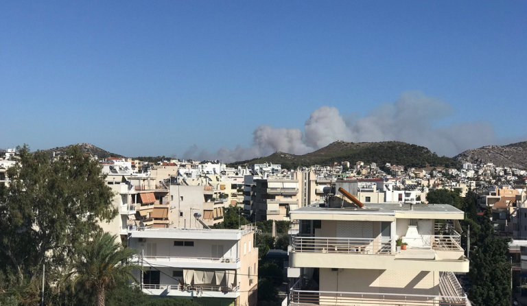 Μεγάλη φωτιά στα Καλύβια – Απειλούνται σπίτια