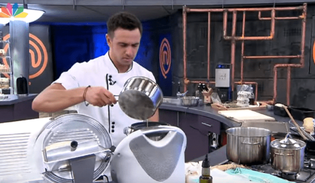 Το Twitter “γλεντάει” το Master Chef: “Να πάω στα βλάχικα να παραγγείλω σκόνη από κοκορέτσι”