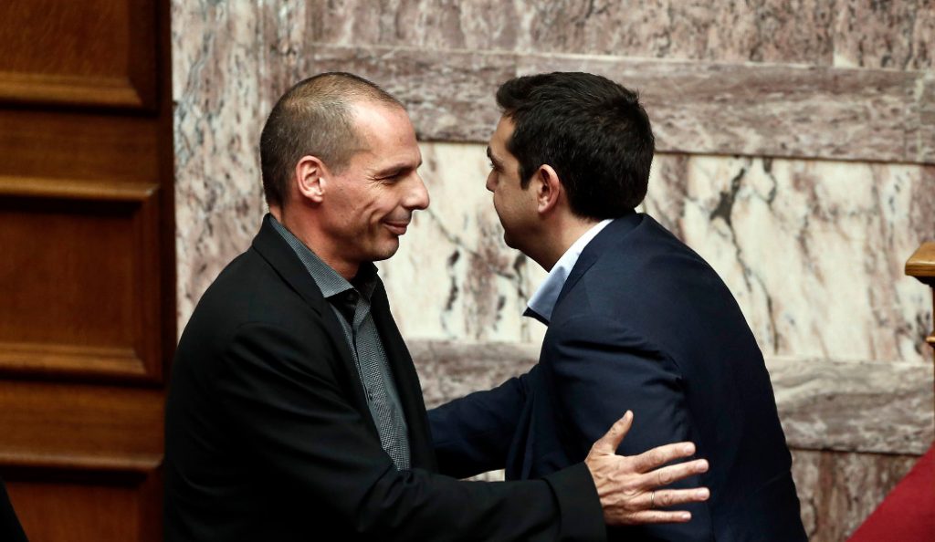 Βαρουφάκης στην SZ: Ο Τσίπρας είναι ένας ανεπρόκοπος που υπογράφει ό,τι του φέρνουν