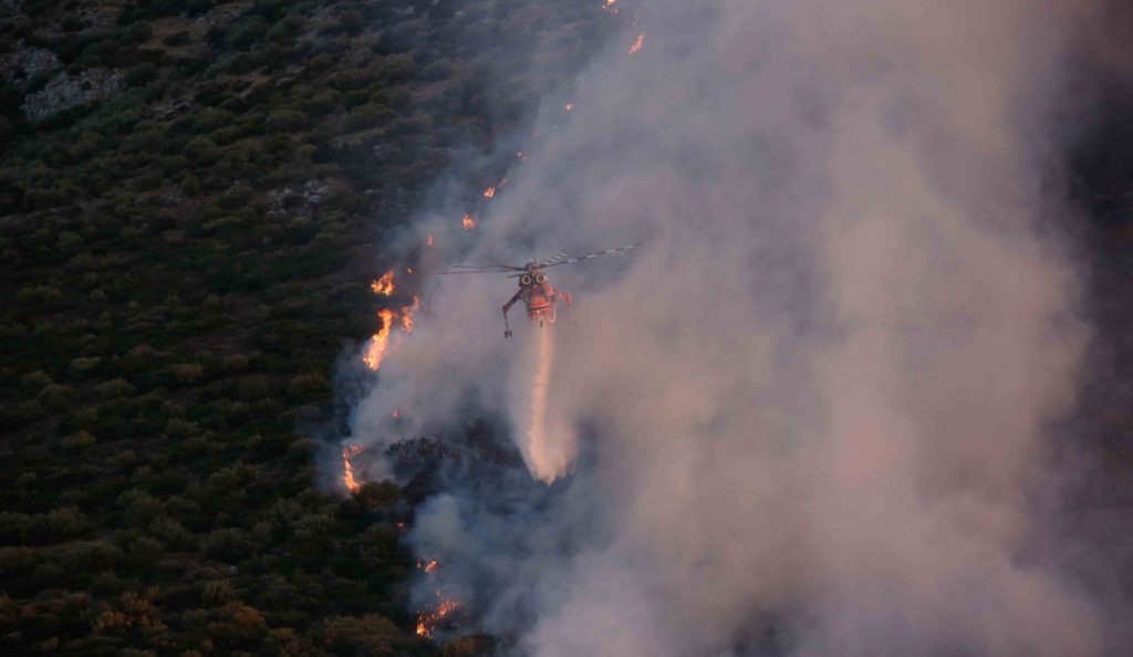 Μάχη με τις φλόγες στα Καλύβια – Οι πυροσβεστικές δυνάμεις περιόρισαν την πυρκαγιά (upd)