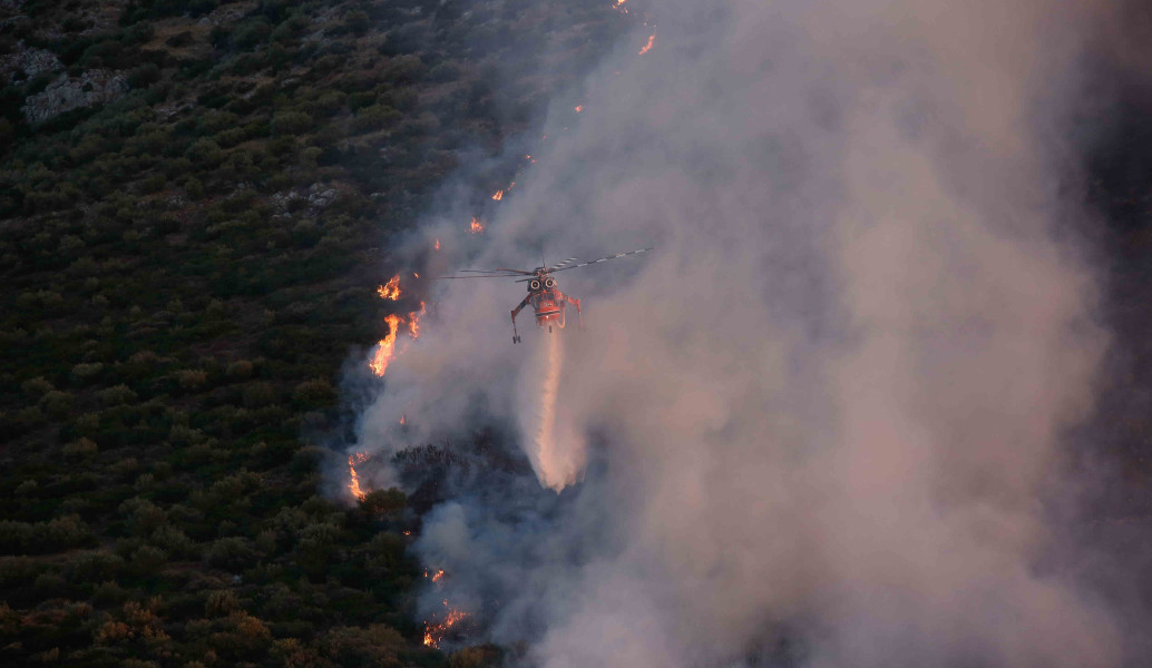 Μάχη με τις φλόγες στα Καλύβια – Οι πυροσβεστικές δυνάμεις περιόρισαν την πυρκαγιά (upd)