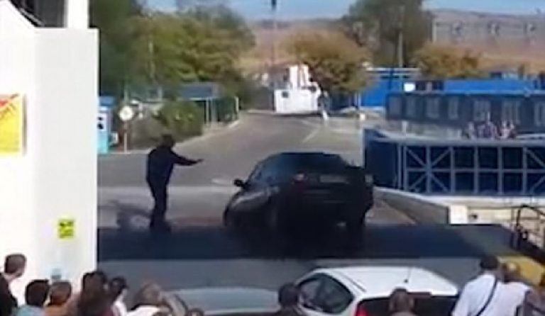 Ο “Ελληνάρας” της Κριμαίας: Γκάζωσε να βγει πρώτος από το πλοίο και… έπεσε στη θάλασσα (vid)