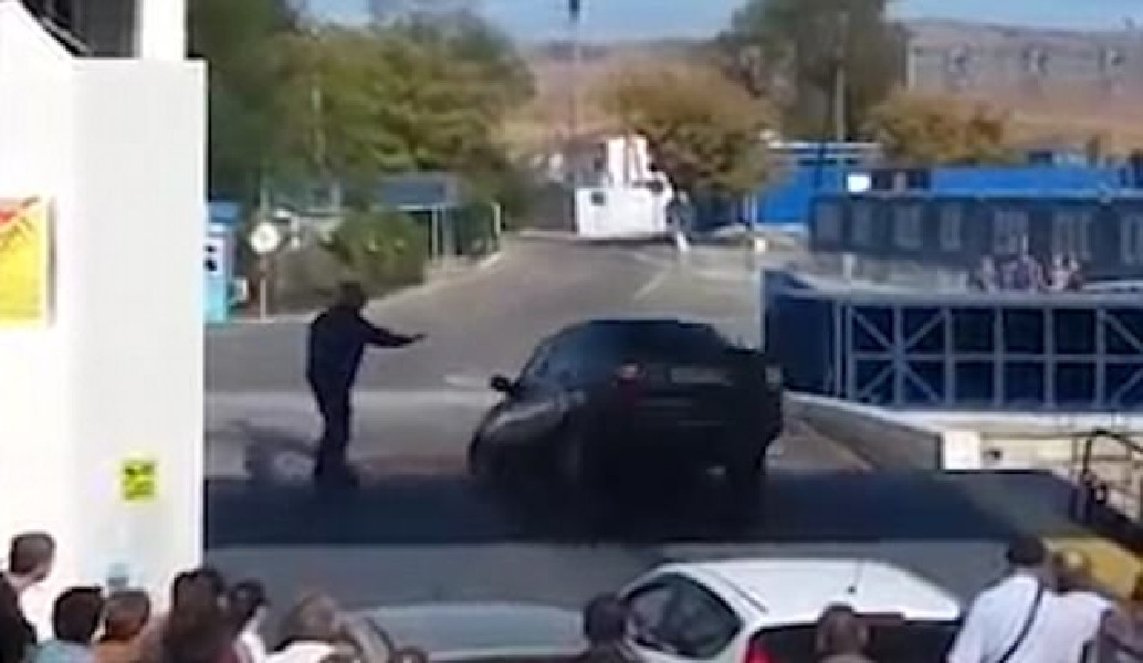 Ο “Ελληνάρας” της Κριμαίας: Γκάζωσε να βγει πρώτος από το πλοίο και… έπεσε στη θάλασσα (vid)