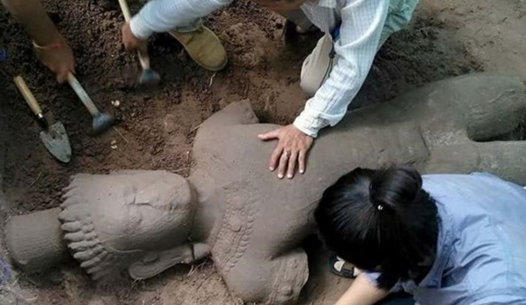 Αρχαίο άγαλμα ανακαλύφθηκε στον ναό Ανγκόρ Βατ στη Καμπότζη