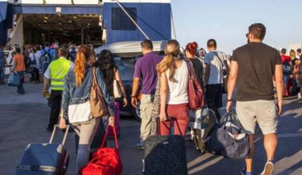Η επιστροφή των Αθηναίων – 47.564 εκδρομείς έφτασαν χθες στα λιμάνια