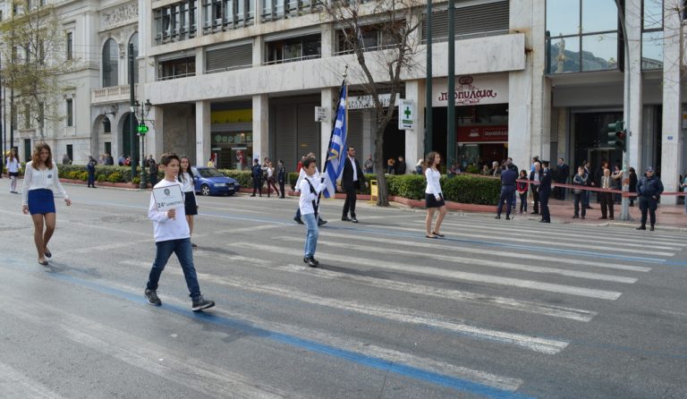 Αριστεία τέλος – Με κλήρωση και όχι με βαθμολογία οι σημαιοφόροι στα δημοτικά σχολεία