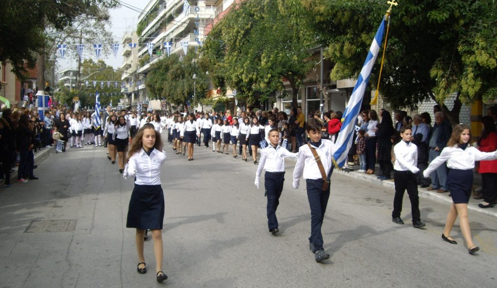 Η… υποστολή της αριστείας, υψώνει τους τόνους: Θύελλα για την επιλογή σημαιοφόρων με κλήρωση