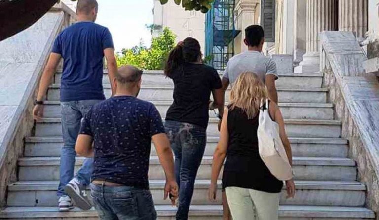 Στο “Χαμόγελο του Παιδιού” τα αδερφάκια του 18 μηνών μωρού που του έδωσαν ναρκωτικό χάπι