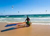 Κέρος: Η αγαπημένη παραλία όσων αγαπούν τα θαλάσσια σπορ (vid)