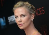 Η Σαρλίζ Θερόν διεκδικεί ίσες αμοιβές και δικαιώματα με τους άντρες στο Χόλιγουντ