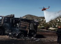 (upd) Σε ύφεση η πυρκαγιά στην Ανάβυσσο – Τραυματίστηκαν τρεις πυροσβεστικοί, κάηκαν δυο πυροσβεστικά οχήματα