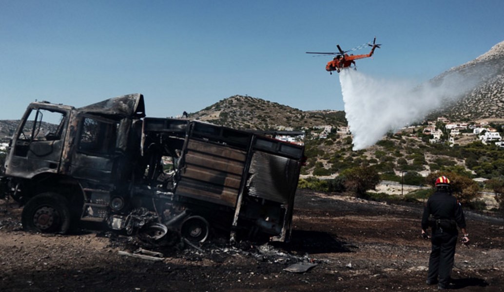(upd) Σε ύφεση η πυρκαγιά στην Ανάβυσσο – Τραυματίστηκαν τρεις πυροσβεστικοί, κάηκαν δυο πυροσβεστικά οχήματα