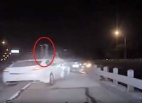 ΗΠΑ: Μεθυσμένος έπεσε με το όχημά του σε αστυνομικό (vid)