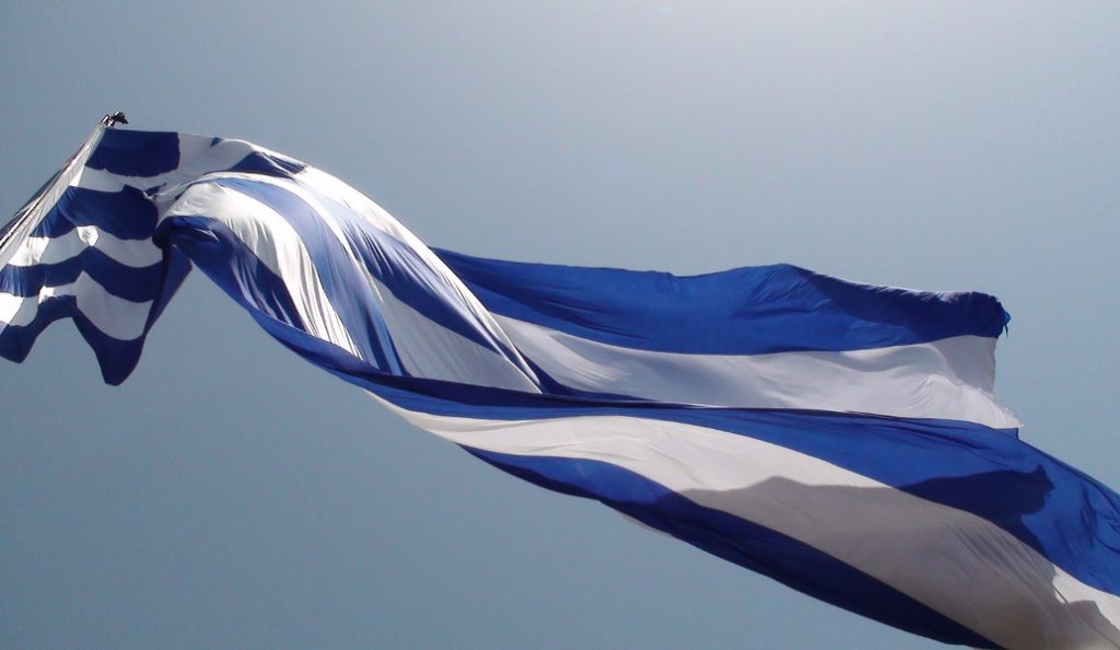 Η ΝΔ αντιδρά για την κατάργηση έπαρσης σημαίας και εθνικού ύμνου στα σχολεία