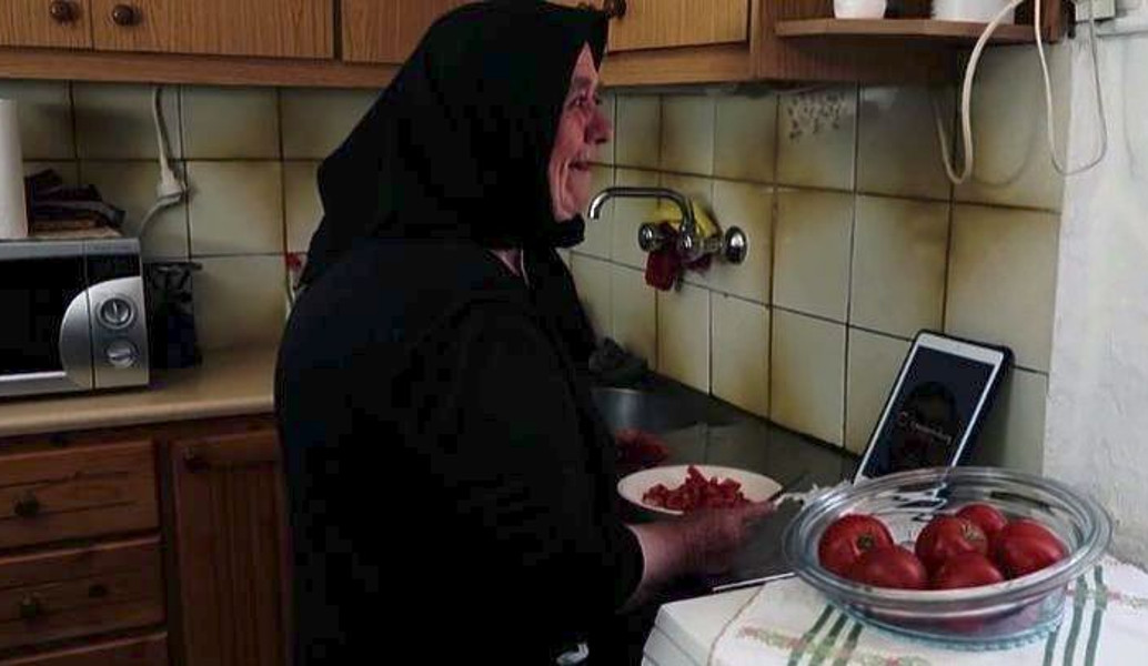 Viral: Ξαναχτύπησε η γιαγιά του Ημιμαραθωνίου της Κρήτης (vid)