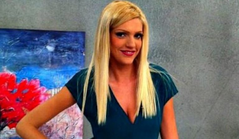Η Σάσα Σταμάτη με ολόσωμο μαγιό στις παραλίες της Μυκόνου
