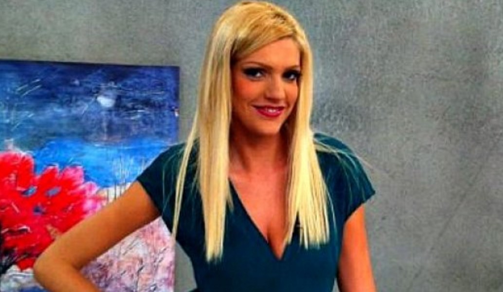 Η Σάσα Σταμάτη με ολόσωμο μαγιό στις παραλίες της Μυκόνου