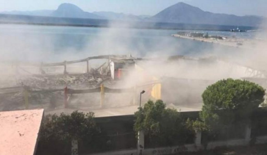 Κατάρρευση στεγάστρου στο παλιό λιμάνι της Πάτρας – Ένας νεκρός (pics-vid)