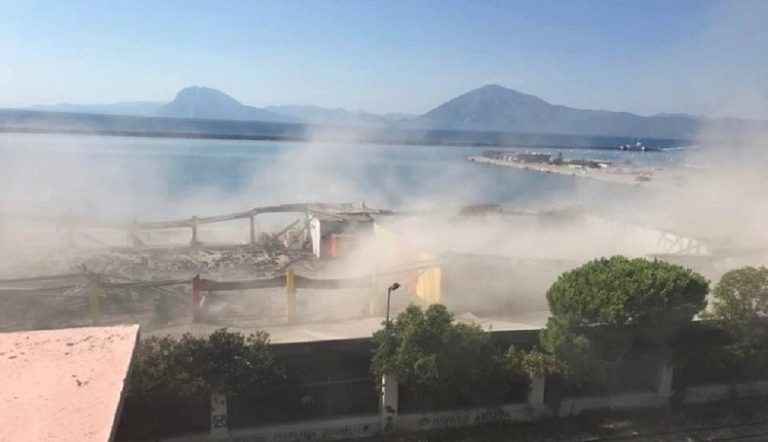 Θρήνος για τον νεκρό πρόσφυγα από την κατάρρευση στο παλιό λιμάνι της Πάτρας (vid)