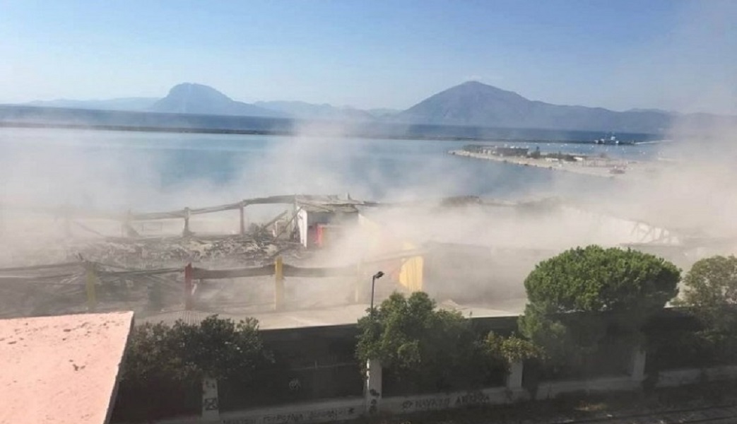 Θρήνος για τον νεκρό πρόσφυγα από την κατάρρευση στο παλιό λιμάνι της Πάτρας (vid)