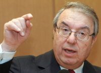 Μπαμπινιώτης για σημαιοφόρους με κλήρωση: Καταστρατηγείται το “Αιέν αριστεύειν”