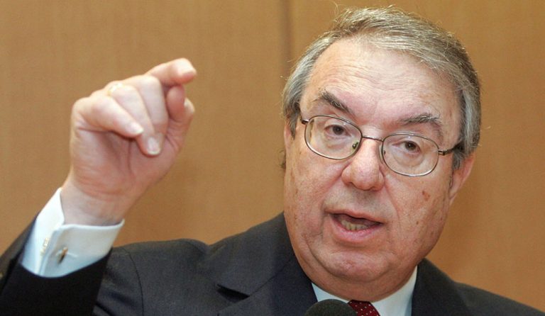 Μπαμπινιώτης για σημαιοφόρους με κλήρωση: Καταστρατηγείται το “Αιέν αριστεύειν”