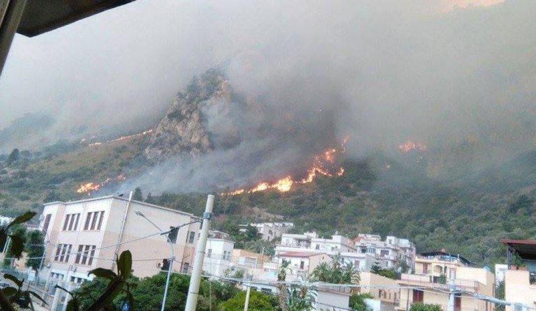 Σικελία: Εθελοντές πυροσβέστες ύποπτοι πως έβαζαν φωτιές για… το επίδομα