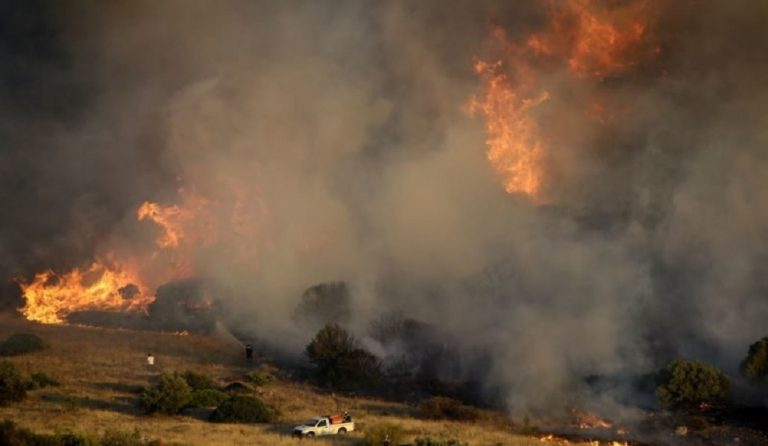 Σε εξέλιξη η πυρκαγιά στην Πάργα