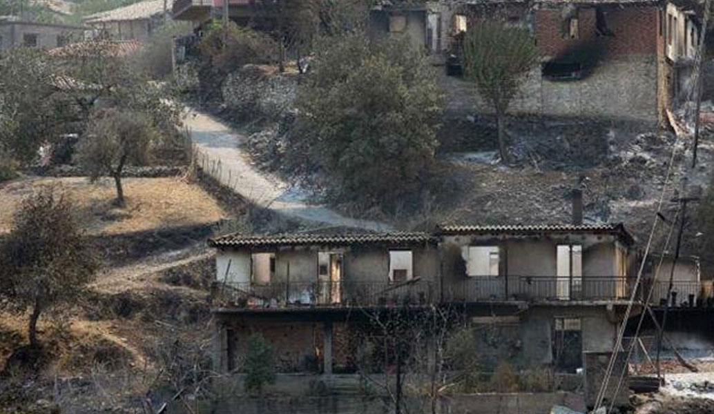 Σε ύφεση η πυρκαγιά στην Φρίξα Ηλείας