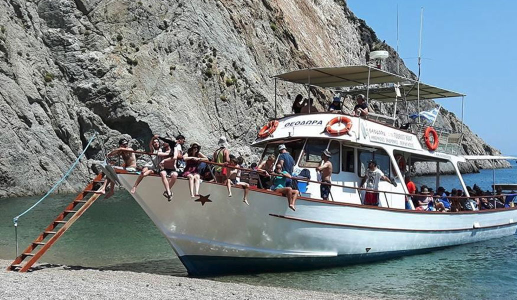 Στάχτη έγινε το μοναδικό περιηγητικό σκάφος της Σαμοθράκης (vid)